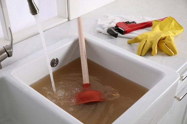 Comment se déroule une intervention d’urgence de dégorgement de WC et évier dans Paris (75) ?